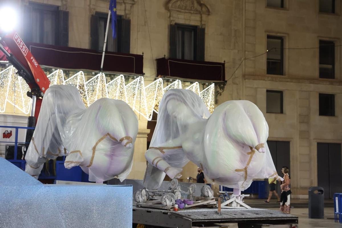 La Bellea del Foc y sus damas presencian la llegada de las primeras piezas de la Hoguera Oficial