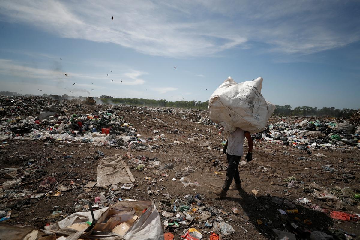 Recicladores de basura revisan montones de desechos en un vertedero de cartón, plástico y metal, que venden en turnos de 12 horas, mientras Argentina enfrenta una de las tasas de inflación más altas del mundo, que superará el 100 % este año, en Luján, el las afueras de Buenos Aires, Argentina 5 de octubre de 2022.