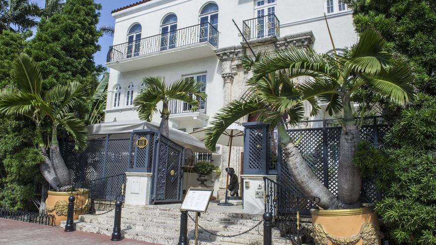 Hallan los cadáveres de dos hombres en la antigua mansión Versace de Miami Beach.