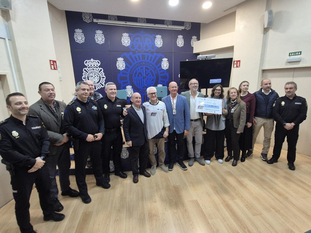 Acto de entrega del cheque solidario de 9.000 euros de la Policía Nacional a la Fundación Kids