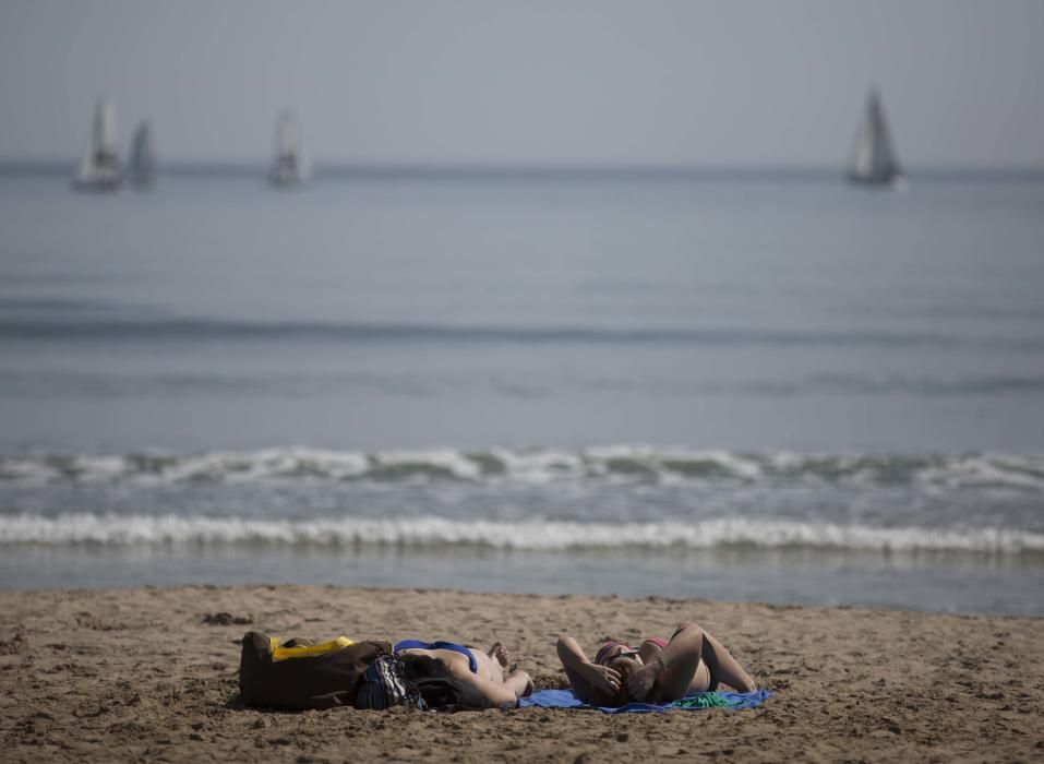 Numerosas personas han disfrutado de la jornada festiva y el sol en la playa.