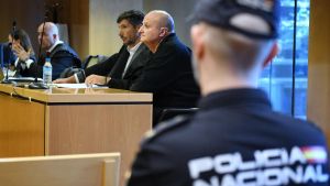 El presunto asesino de Juana Canal, Jesús Pradales (d) y su abogado Juan Luis Salgado (i), durante un juicio en la Audiencia de Madrid, a 17 de septiembre de 2024, en Madrid (España).