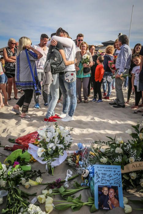 Vecinos de Orihuela Costa rinden homenaje al niño fallecido tras chocar con otro mientras jugaba