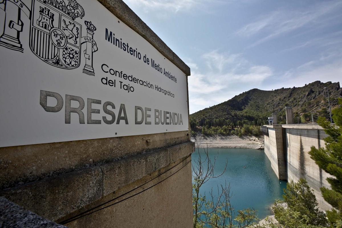 Presa de Buendía en Castilla La Mancha, reservorio junto al embalse de Entrepeñas del agua del trasvase