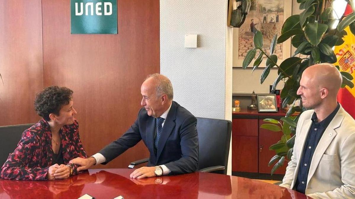 La alcaldesa de Onda, Carmina Ballester, conversa con el rector de la UNED, Ricardo Mairal, con ocasión de la reunión mantenida en Madrid y en las que también estuvo presente el director de la UNED en la provincia, Alejandro Ribes.