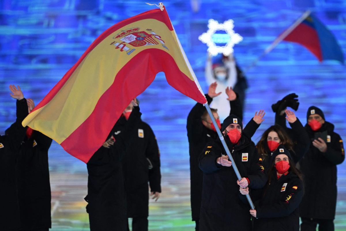 El abanderado de España Ander Mirambell (C) y el abanderado de España Queralt Castellet (D) desfilan durante la ceremonia de apertura de los Juegos Olímpicos de Invierno de Beijing 2022.