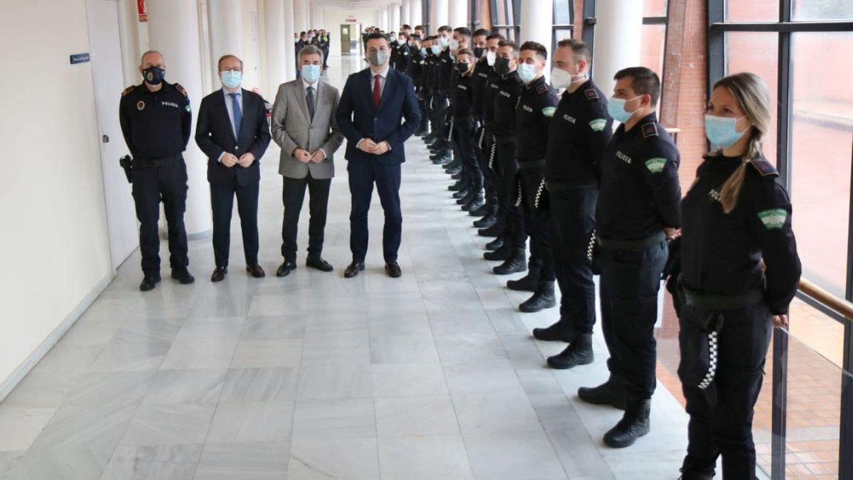 Autoridades políticas y policiales dan la bienvenida a 50 agentes en prácticas de la Policía Local.