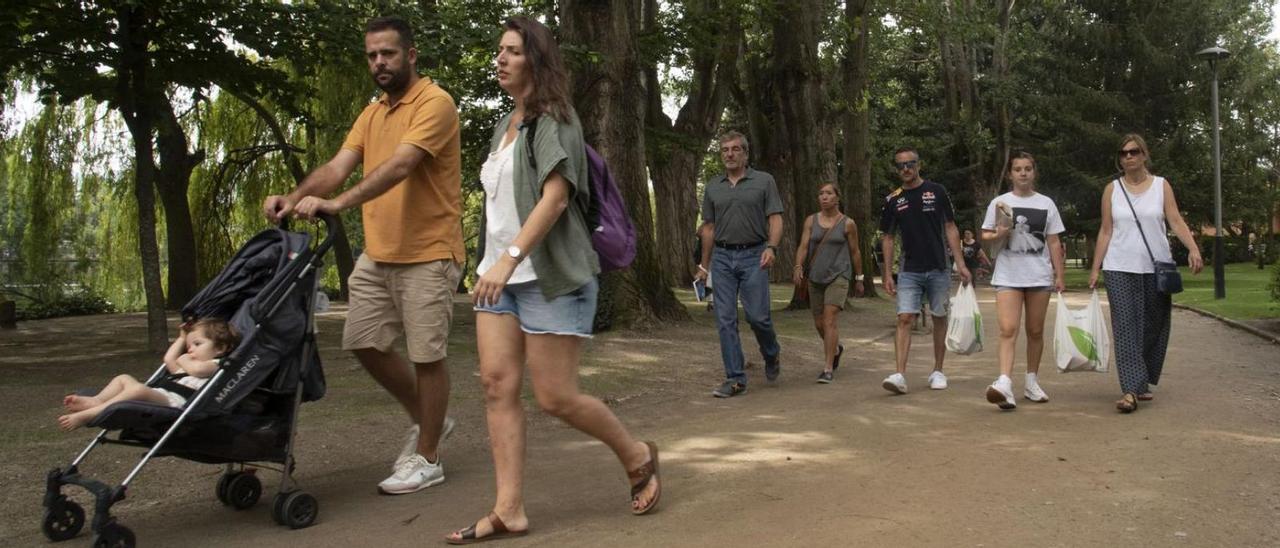 Diverses persones passejant aquest cap de setmana per l’estany de Puigcerdà | ALEX GUERRERO