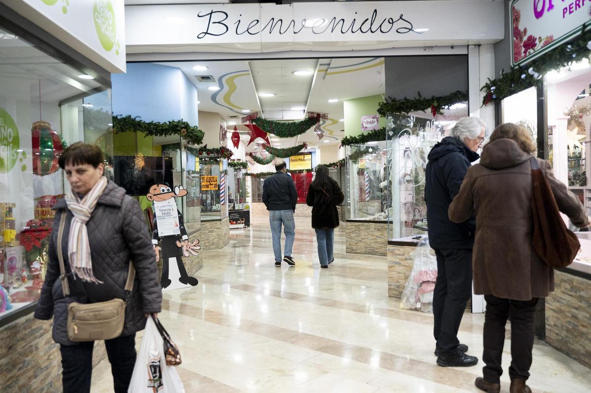 Pasillo central de la planta baja del recinto comercial, situado en la avenida de España.