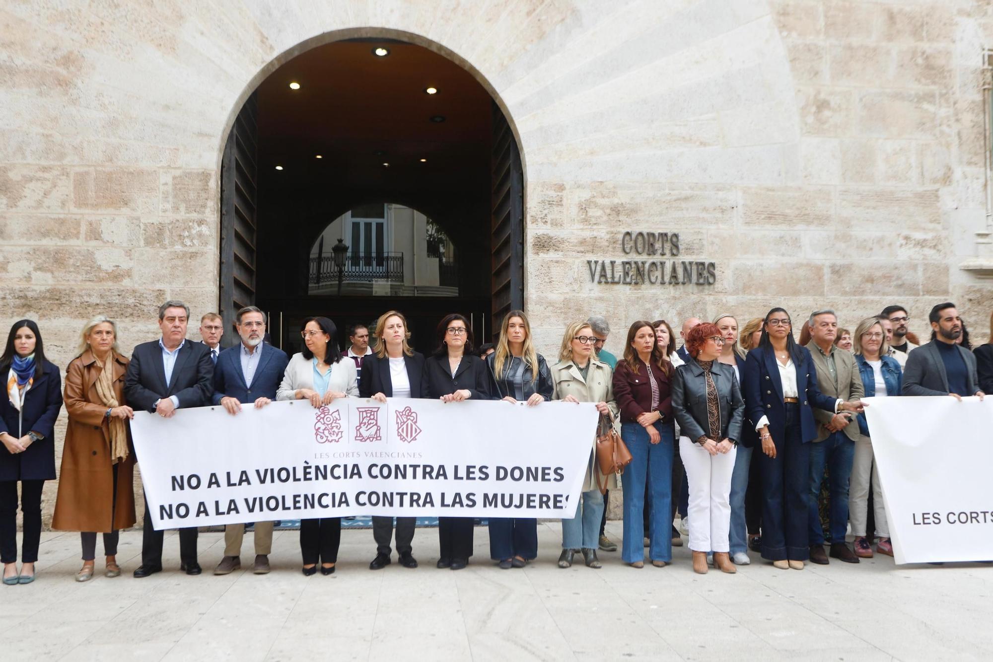 Minuto de silencio en les Corts Valencianes por la última mujer asesinada por violencia machista en Alicante