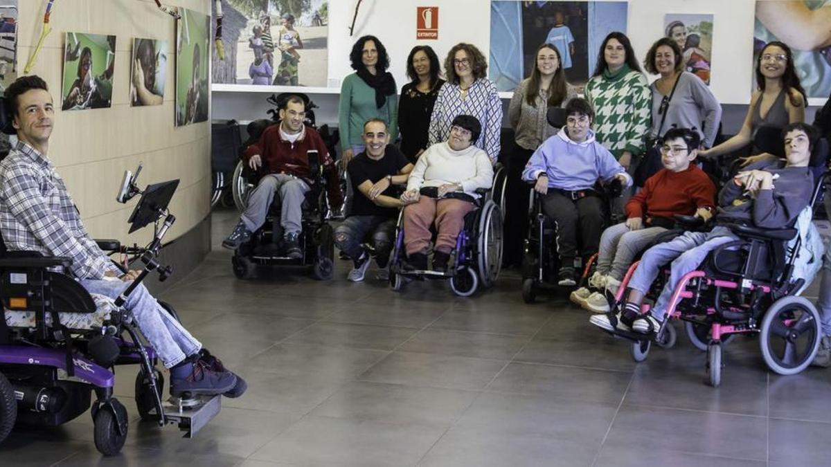 Óscar Fernández (1i) y Elías Regueira (3i) en una visita guiada a la exposición.