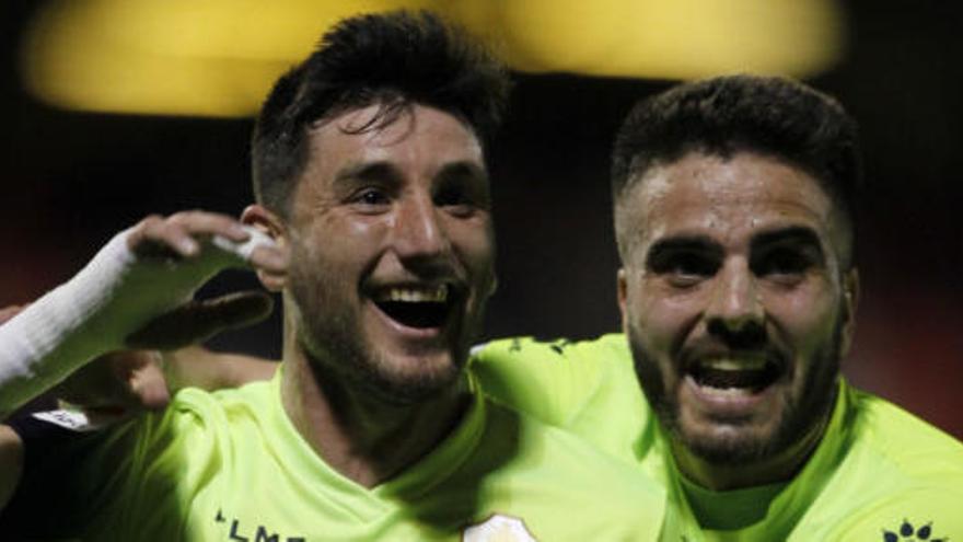 Pelayo celebra con Borja Valle el gol marcado por el delantero berciano en Lugo