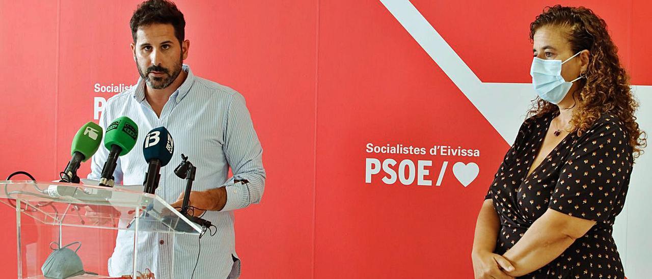 Antonio Lorenzo y Pilar Costa, en la rueda de prensa celebrada en la nueva sede del PSOE. | J.A.RIERA