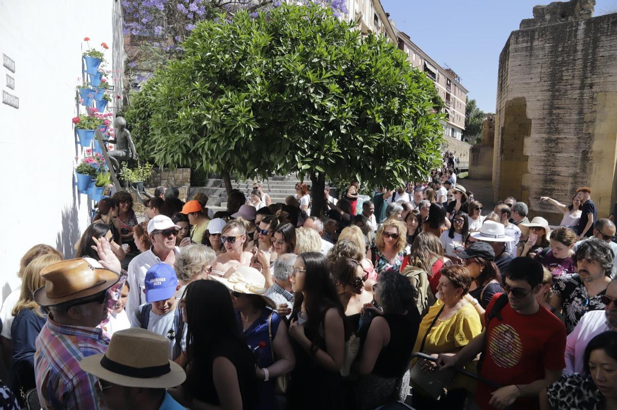 Aglomeración de visitantes en la plaza de Manuel Garrido Moreno, en el barrio del Alcázar Viejo.
