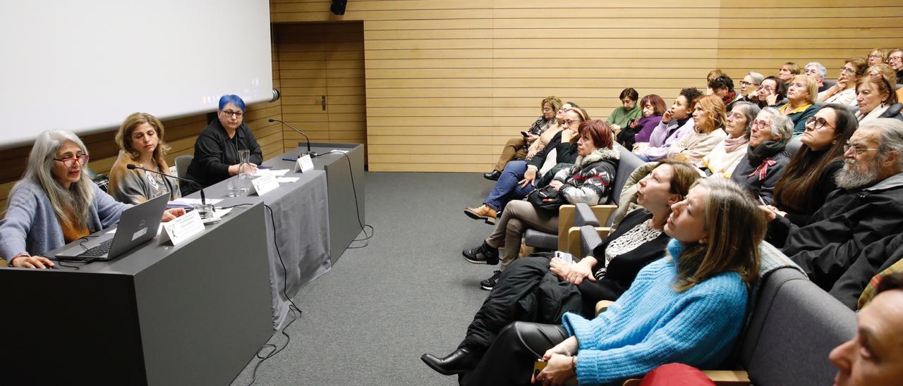 Por la izquierda, Fariba Ehsan, Leyla Hashemi y Esther Crespo, ayer, en la Escuela de Comercio.