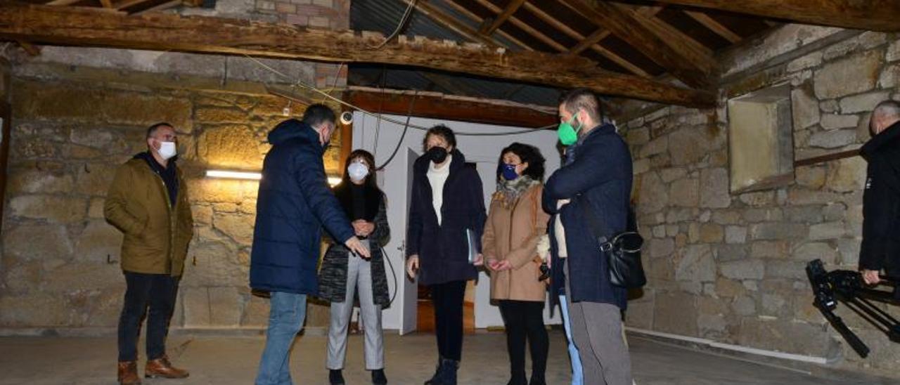 La visita a la futura Sala Urbano Lugrís, en el Museo Massó, con su estructura de madera. |   // G.NÚÑEZ