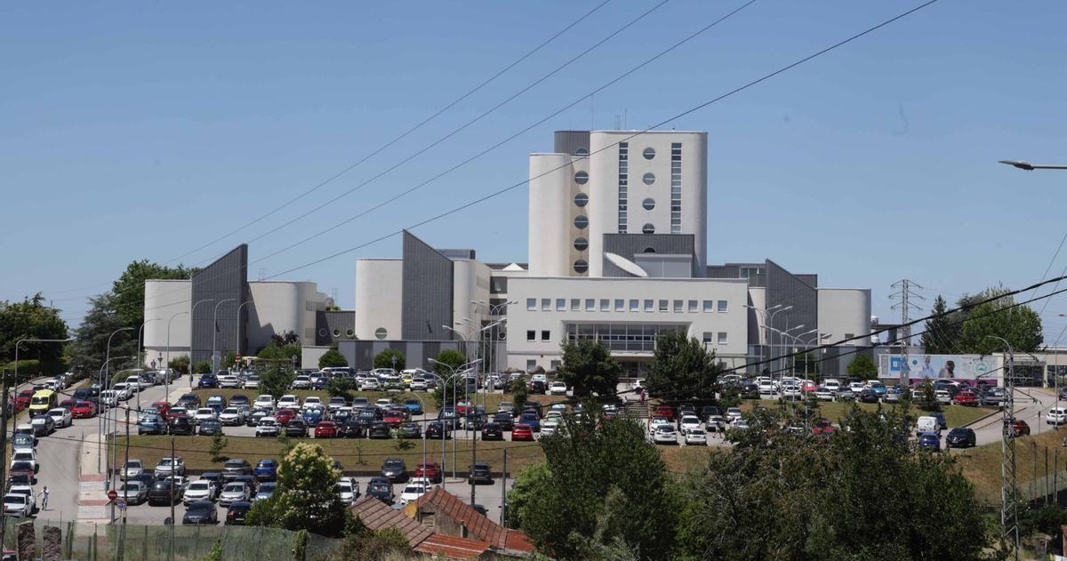 VIGO. COCHES APARCADOS EN EL MEIXOEIRO. HOSPITAL MEIXOEIRO