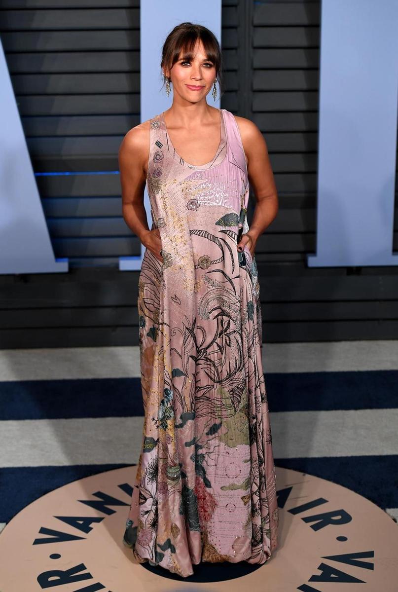 Rashida Jones, con un  cómodo vestido en la fiesta Vanity Fair tras los Oscar 2018