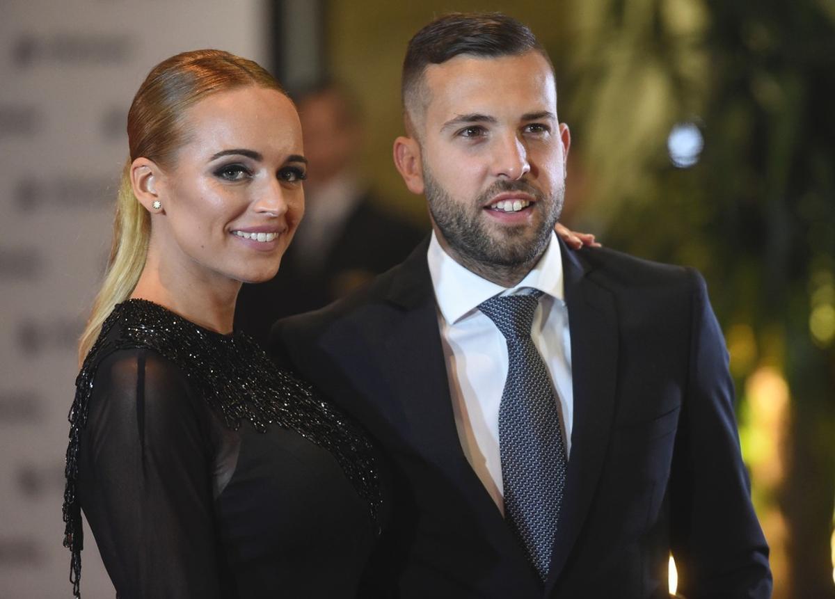 Jordi Alba y Romarey Ventura, en la boda de Messi y Antonella.