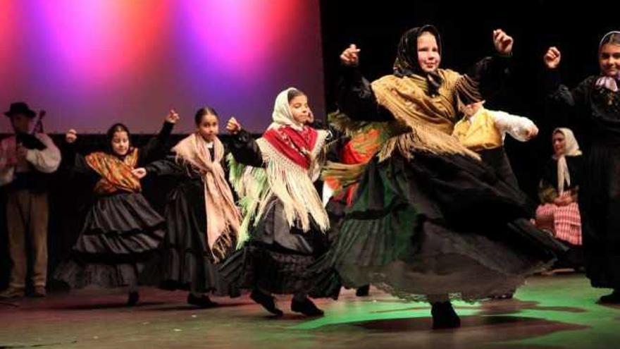 Momento de una exhibición de baile tradicional en el XX aniversario de la asociación. // Bernabé/Luismy