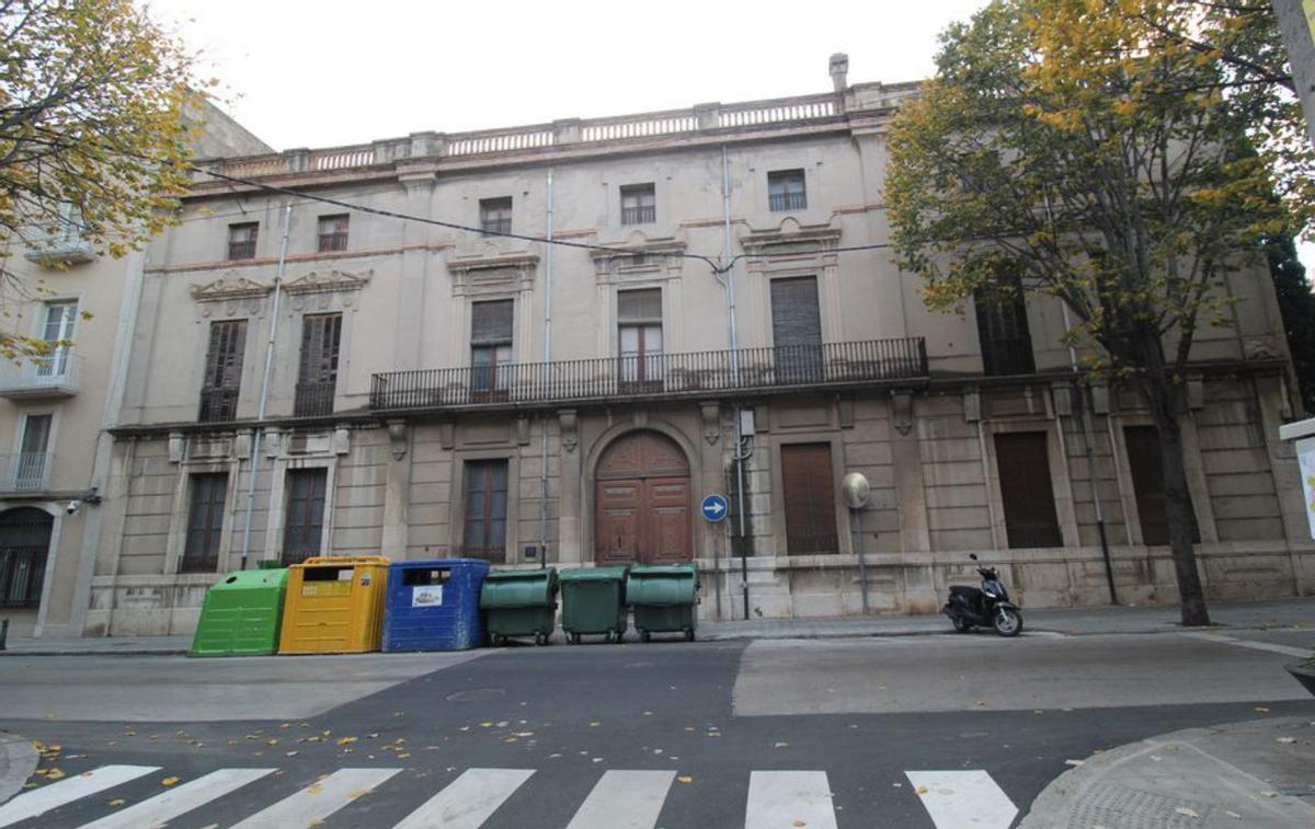 La Casa Nouvilas del carrer Nou es posa a la venda. | VÍCTOR SUBIRÓS