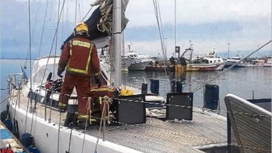 Crema l&#039;interior d&#039;un veler que van remolcar de Cadaqués