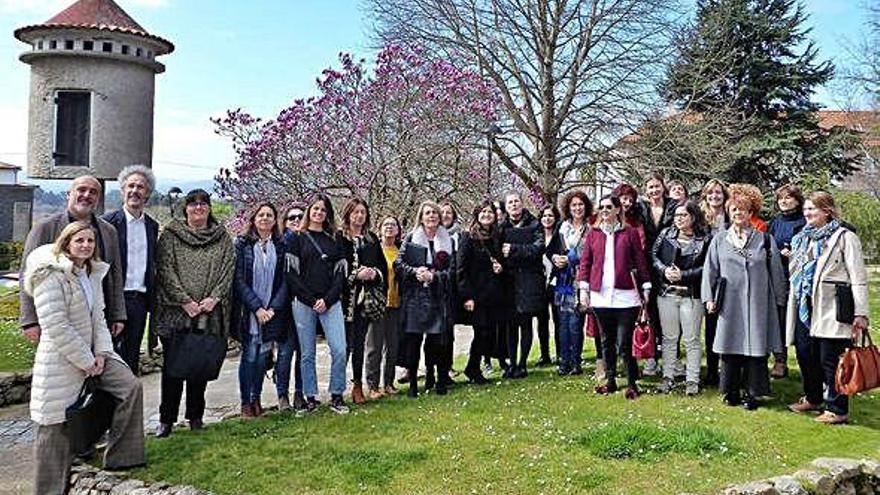 Las integrantes del Concello junto con el asesor de la Universidad y el edil de Servizos Sociais, ayer en Oleiros.