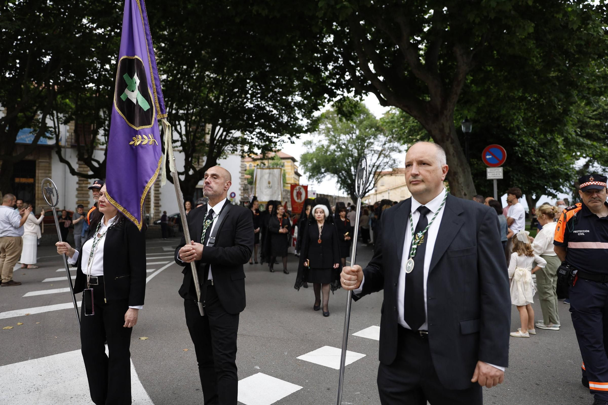Pétalos, incienso, niños... así fue la procesión del Corpus Christi en Gijón (en imágenes)