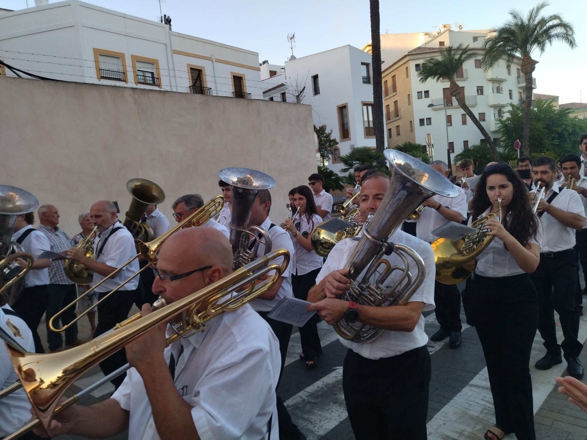 Xàbia, capital de la música: más de 800 músicos de toda la comarca llenan de vida las calles (imágenes)