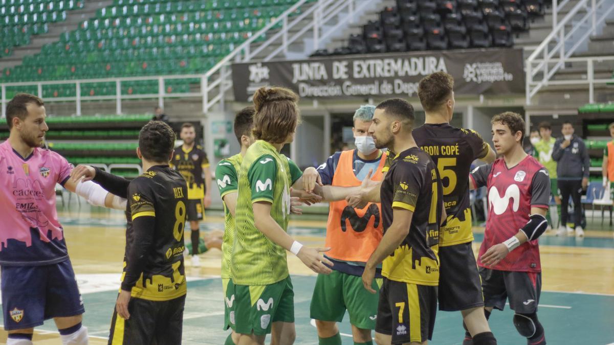 Jugadores de los dos equipos, discutiendo.