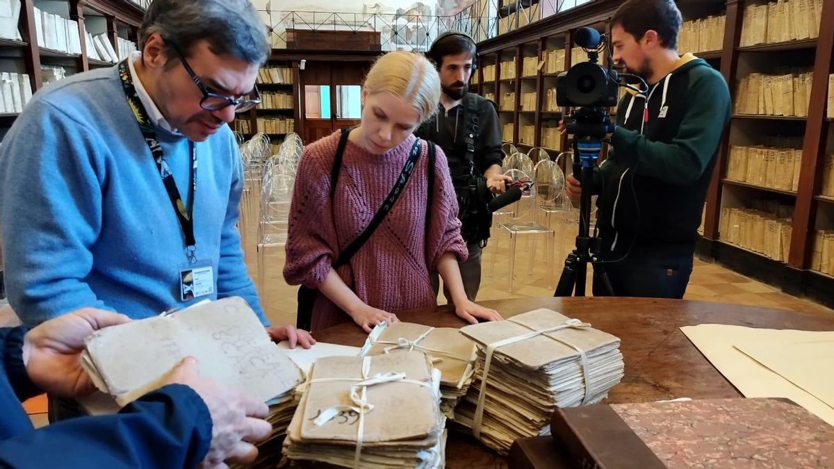 Silvia Pradas, directora del documental, leyendo unos archivos durante el rodaje del documental.