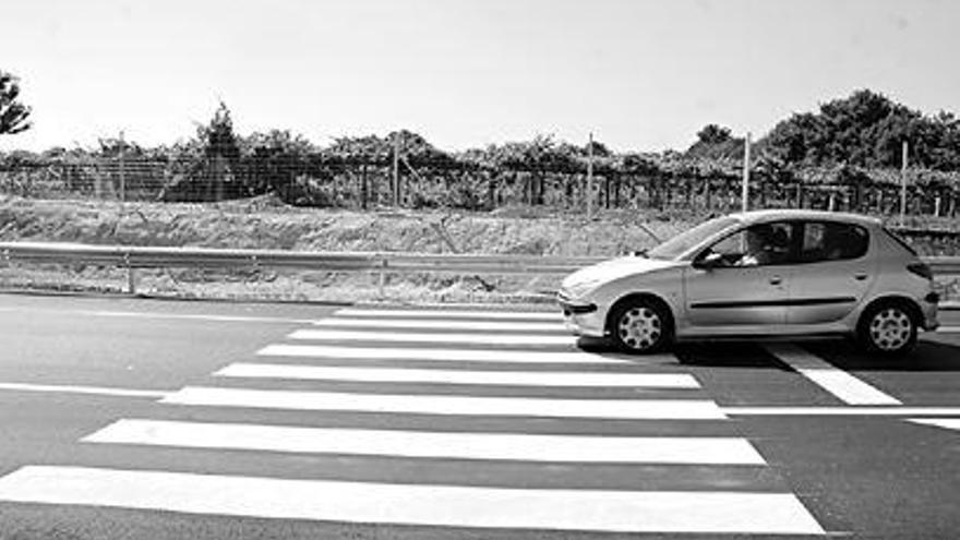 La Xunta no aclaró ayer si los pasos de peatones de la autovía serán o no permanentes. / IÑAKI ABELLA