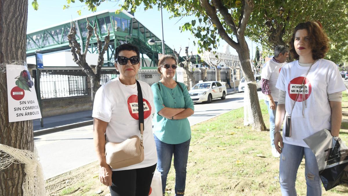 &#039;Sin vida, sin comercio, sin árboles&#039;, se podía leer en los carteles de Cierran mi Barrio