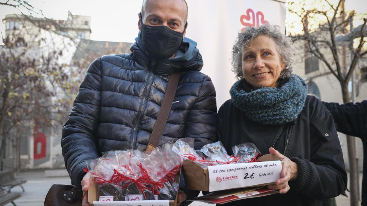 Xavier Serrano i Fina Tarrés amb els cors solidaris de xocolata