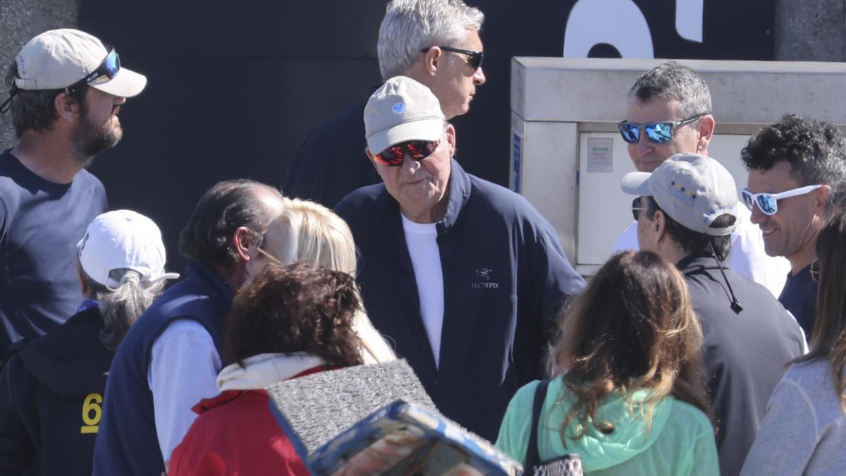 Juan Carlos I no participa en la regata de Sanxenxo y visita a la tripulación del 'Bribón'