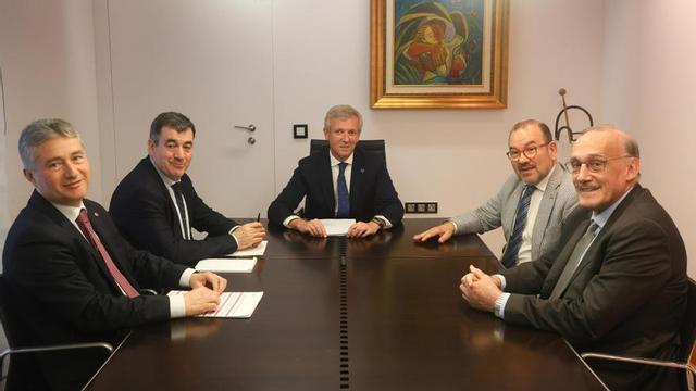 Alfonso Rueda y Román Rodríguez con los tres rectores, ayer, en Santiago.