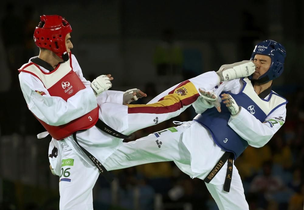 Joel González Bonilla de España impacta a su rival en los octavos de final de taekwondo.