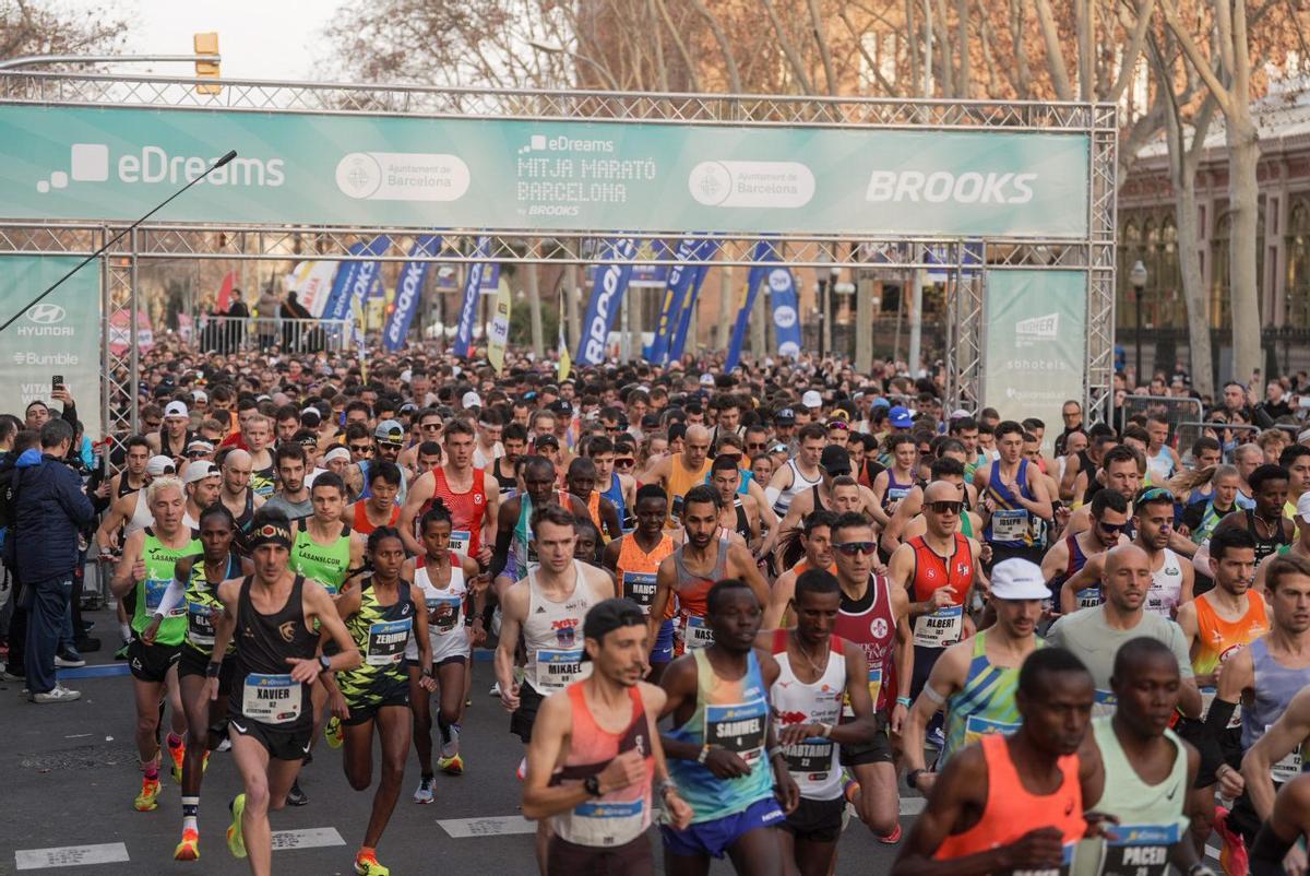 Corredores cruzando la línea de meta de la Media Marató de Barcelona.