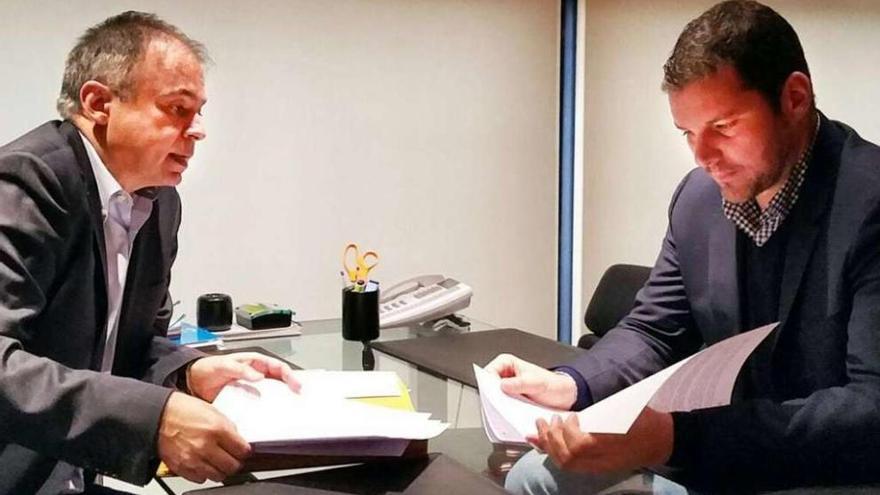 El director xeral del IGVS y el alcalde de A Estrada, ayer, durante su reunión.