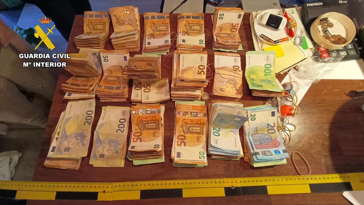 Dinero intervenido por la Guardia Civil.