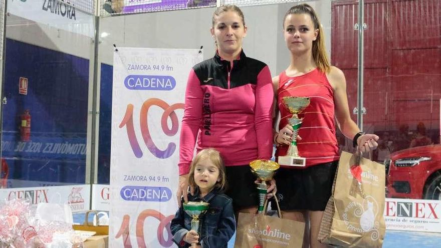 Tania Fernández y Nuria Codón posan con sus trofeos.