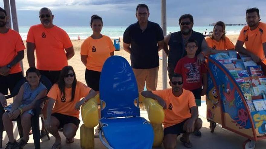 Voluntarios de Protección Civil, con el edil de Playas, en el punto accesible del Port.