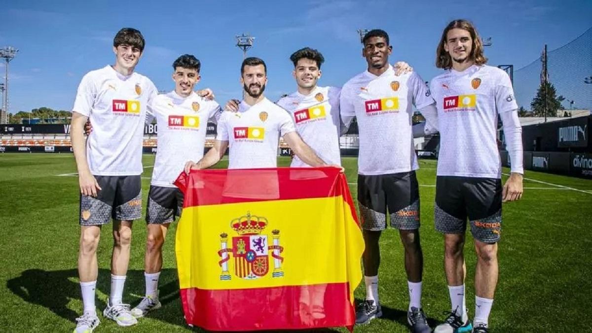 Los seis internacionales del Valencia posan con la bandera española.