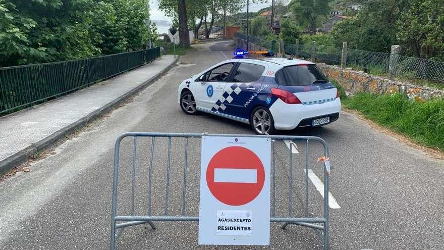 Acceso vallado a una playa en Cangas. // S.Á.