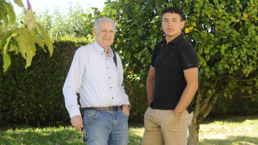 Avelino Ramos posa con su nieto Jorge, en el jardín de su vivienda.   | // BERNABÉ/JAVIER LALÍN