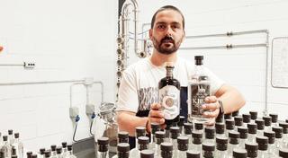 La ginebra artesanal de Langreo triunfa en los "Óscar de los destilados"