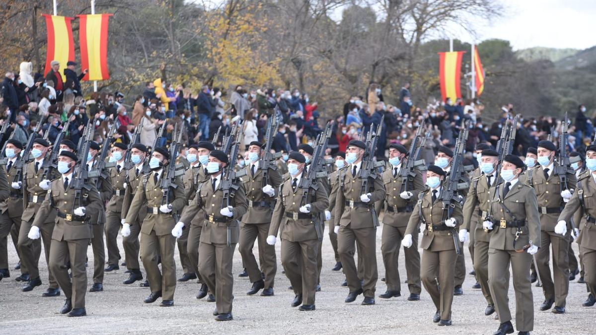 Efectivos participantes en el desfile realizado en la parada militar, en Cerro Muriano.