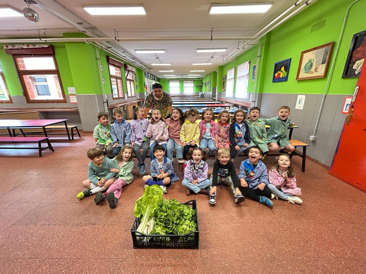 Alumnos de Infantil, de 5 años, con recolección del huerto para el comedor, y con el cocinero José Luis Isidro Marrón.
