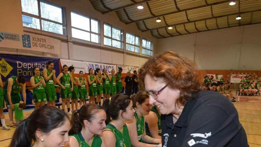 Mayte Méndez saludando a las jugadoras del filial en la presentación del pasado jueves.  // G. Santos