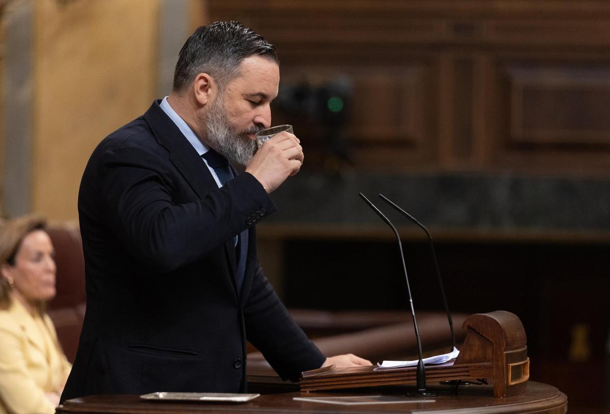 El presidente de VOX, Santiago Abascal, bebe agua durante su intervención en una sesión plenaria en el Congreso de los Diputados, a 26 de marzo de 2025, en Madrid (España).